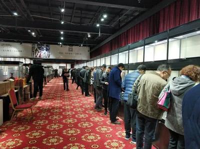 河南拍賣公務(wù)員上交物品 一箱2014年五糧液以3700元成交的背后